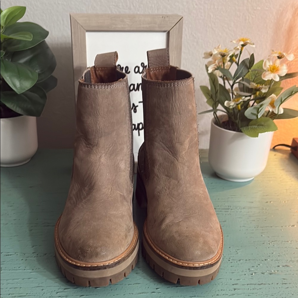 Timberland Women's Brown Ankle Booties SZ 6.5 box 153